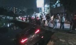 Fortuner Masuk Kali Cengkareng, Polisi: Sopir Diduga Mengantuk - JPNN.com