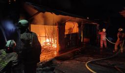 2 Rumah Kontrakan dan Warung di Jaktim Ludes Terbakar, Tak Disangka, Ini Penyebabnya - JPNN.com