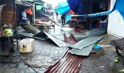 Angin Puting Terjang Makassar, Merusak Pintu Masjid Al Markaz Al Islami - JPNN.com