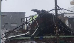 299 Rumah Rusak Disapu Angin Puting Beliung di Makassar - JPNN.com