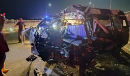 Minibus Rombongan Pelayat Menghantam Truk di Jembatan Suramadu, 2 Orang Tewas - JPNN.com