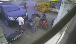 Viral, Pengemudi Mobil Pukul Pengendara Motor Berkali-kali, Polisi Turun Tangan - JPNN.com