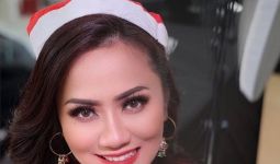Penampilan Tante Ernie Saat Natal Bikin Penggemar Pangling - JPNN.com