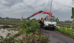 Angin Kencang Merusak Belasan Rumah di Sidoarjo, Tiang Listrik Nyaris Roboh - JPNN.com