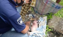 Mayat Bayi Laki-laki Mengambang di Kali Dekat Jalan Bung Karno, Ada Luka di Tangan Kiri - JPNN.com