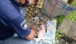 Mayat Bayi Laki-Laki Mengambang di Kali, Orang Tuanya Lagi Diburu Polisi - JPNN.com