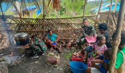 Lihat Nih, Gaya Prajurit TNI di Kampung Umuaf Papua - JPNN.com