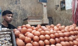 Harga Telur Ayam Melambung, Pedagang Kena Semprot Pelanggan - JPNN.com