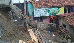 Tragis, Santriwati Tewas Tertimpa Tembok Penahan Tanah - JPNN.com