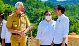 Sstt, Presiden Jokowi Membisiki Ganjar Soal Prediksi Indonesia vs Thailand - JPNN.com