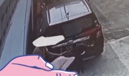 Detik-Detik 2 Sejoli Mesum di Belakang Mobil saat Ada Orang Lalu-Lalang, Ya Tuhan - JPNN.com