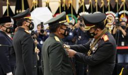 Puluhan Jenderal Terima Tanda Kehormatan Bintang Bhayangkara Pratama, Kapolri Bilang Begini - JPNN.com