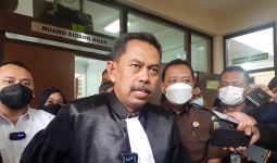 Terungkap, Cara Herry Wirawan Membungkam Istri dan 13 Santriwati Korban Kebejatannya - JPNN.com