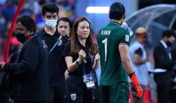 Wanita di Bangku Cadangan Timnas Thailand Itu Mencuri Perhatian, Siapa Dia? - JPNN.com