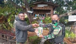 Satgas Pamrahwan Yonif RK 751/VJS Beri Bantuan Lampu Natal - JPNN.com
