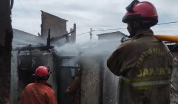 Kebakaran Rumah di Warakas, 1 Orang Dilarikan ke Rumah Sakit - JPNN.com