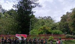 Detik-detik Prajurit TNI-Polri Siaga Jelang Malam Pergantian Tahun di Papua - JPNN.com