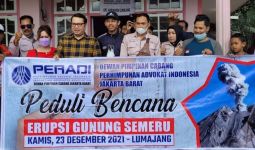 Peradi Jakbar Serahkan Bantuan ke Korban Erupsi Gunung Semeru - JPNN.com