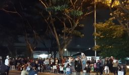 Pendukung Habib Bahar Bertahan di Depan Markas Polda Jabar Hingga Malam, Polisi Siaga - JPNN.com