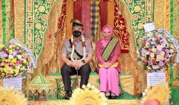 Tiba di Mapolda Riau, Irjen Iqbal dan Istri Disambut dengan Adat Melayu - JPNN.com