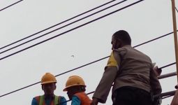 2 Warga Simpang Tiga Tersengat Listrik saat Perbaiki Atap, 1 Orang Tewas Mengenaskan - JPNN.com