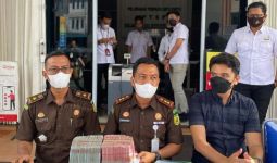 Penampakan Tumpukan Duit Dugaan Korupsi Dana Covid-19 di Depan Pak Jaksa - JPNN.com