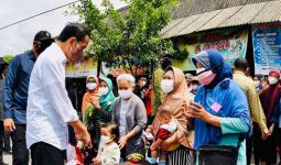 Jokowi Bagikan Uang Tunai kepada Pedagang Pasar Purwodadi - JPNN.com