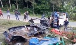 Adu Banteng Pikap vs Truk Besi, Kondisi Mobil Sudah tak Berbentuk, Mengerikan! - JPNN.com