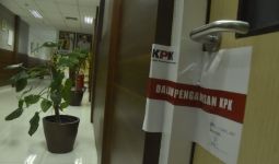 Seusai OTT Rahmat Effendi, KPK Segel Ruang Kepala Disperkimtan Kota Bekasi - JPNN.com