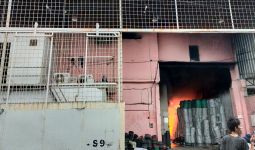 Gudang Ember Plastik di Tangerang Terbakar, Damkar DKI Ikut Membantu Pemadaman - JPNN.com