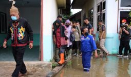 Kemensos Tinjau Desa Perbatasan RI-Malaysia yang Kebanjiran, Risma Singgung Bansos - JPNN.com