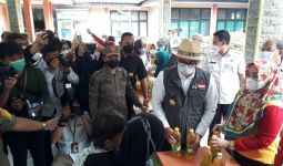Ridwan Kamil Mendatangi Operasi Pasar Murah di Bekasi, Lihat Gayanya - JPNN.com