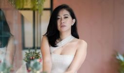Berbaju Seksi, Tante Atien Sampaikan Sebuah Gombalan - JPNN.com