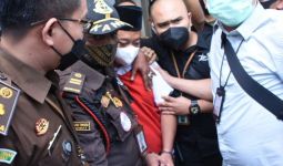 Herry Wirawan Dituntut Hukuman Mati, Begini Reaksi Kuasa Hukum Santriwati  - JPNN.com