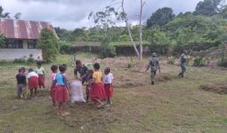 Keren, Prajurit TNI Ajak Siswa-Siswi SD di Papua Lakukan Ini - JPNN.com