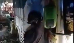 Viral, 2 Pria Mencuri Ponsel di Pasar Induk Kramat Jati, Warga Takut Menegur - JPNN.com