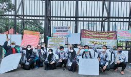 Tolak Seleksi PPPK Guru Tahap 3, Puluhan Honorer Gelar Demonstrasi di Gedung DPR - JPNN.com