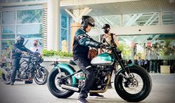 Pakai Jaket Edisi Terbatas, Jokowi Geber Motor Custom Menuju Sirkuit Mandalika, Keren! - JPNN.com