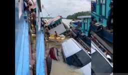 Tabrak Bangkai Kapal Besi, Kapal Pengangkut Kendaraan dan Sembako Nyaris Tenggelam - JPNN.com