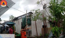 Angin Puting Beliung Terjang Pontianak, Puluhan Rumah Rusak - JPNN.com