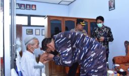 Lihat, Aksi KSAL Usai Meresmikan 3 Monumen Alutsista TNI AL di Madiun - JPNN.com
