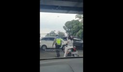 Perhatikan Wanita Ini, Lakukan Aksi Tak Terpuji kepada Polisi di Tengah Jalan - JPNN.com