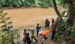 Heboh, Sesosok Mayat Pria Mengapung di Sungai Ciliwung, Mungkin Anda Kenal? - JPNN.com