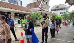 Warga Antusias, Ribuan Liter Minyak Goreng Murah di Kecamatan Pesanggaran Ludes - JPNN.com