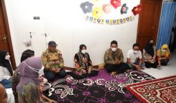 Kemensos Beri Bantuan kepada Pasien Anak di Rumah Singgah - JPNN.com