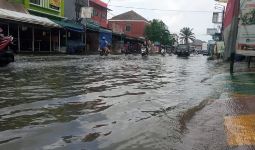 Sampai Sekarang Banjir di Tegal Alur Jakbar Belum Juga Surut, Warga Ogah Mengungsi - JPNN.com