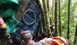 Truk Tronton Masuk Jurang Songgoriti Batu, Sopir Tewas Mengenaskan di Lokasi Kejadian - JPNN.com