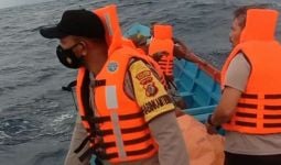 Longboat Bermuatan 15 Penumpang Tenggelam Dihantam Ombak Besar - JPNN.com