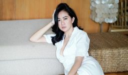 Tante Atien Pamer Pose Rebahan, Cantik Banget - JPNN.com