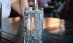 10 Manfaat Minum Air Hangat Setiap Pagi, Pria Pasti Suka - JPNN.com